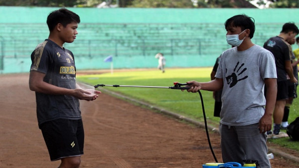 Arema FC jaga protokol kesehatan / Foto: LIB