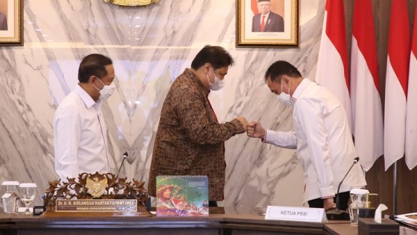 Menpora Zainudin Amali bersama Ketum PSSI, Iwan Bule dan Menko Perekonomian, Airlangga Hartarto-1632842459