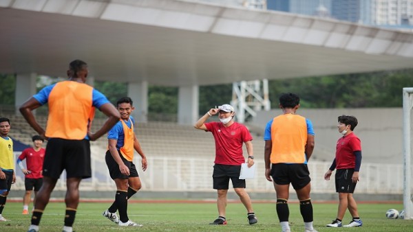 Pelatih Shin Tae-yong bersama skuad Timnas Indonesia-1633008227