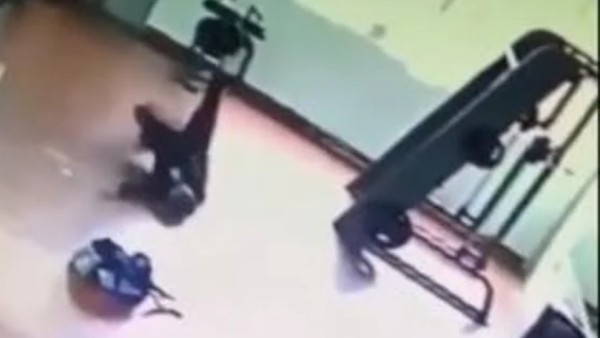 Pria lagi ngegym diteror hantu. (net)-1635043901