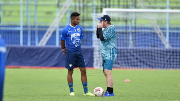 Striker Persib, Wander Luiz bersama pelatih Robert Albert-1633433274