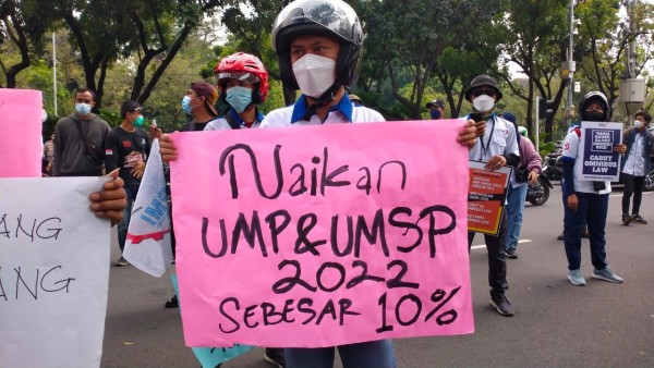 Aksi unjuk rasa buruh menuntut kenaikan UMP 2022-1636530077