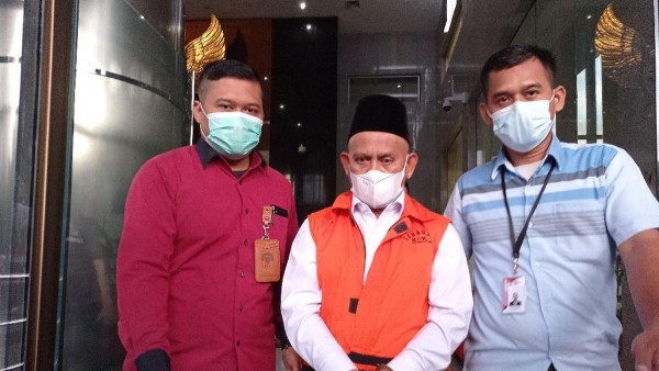 Bupati Hulu Sungai Abdul Wahid (tengah) ditetapkan jadi tersangka-1637242923