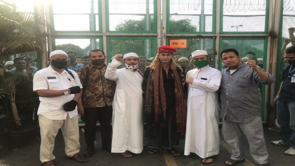 Habib Bahar bin Smith (tengah) diabadikan saat akan meninggalkan Lapas Khusus Kelas II Gunung Sindur-1637475769