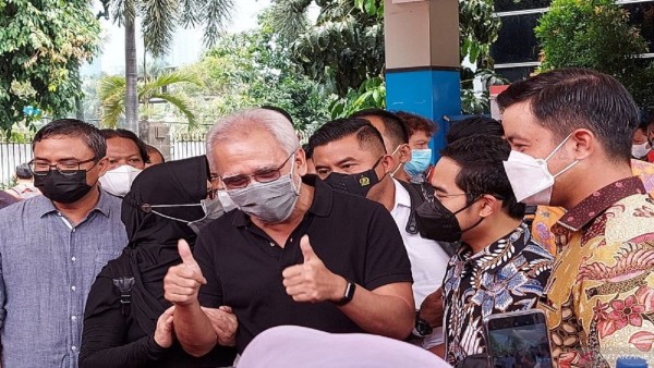 Iwan Fals mendampingi istrinya Rosanna Listanto melapor ke Polda Mtero Jaya-1636128960