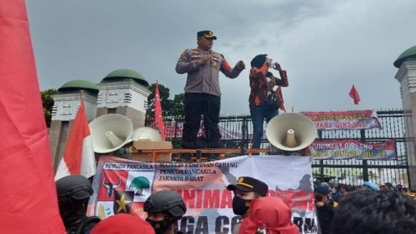 Kapolres Jakpus Hengki Haryadi sampai naik ke mobil komando aksi PP di DPR-1637909108