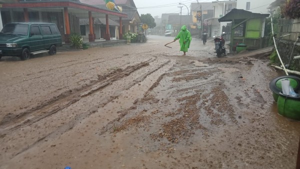 Kota Batu diterjang banjir bandang-1636035428