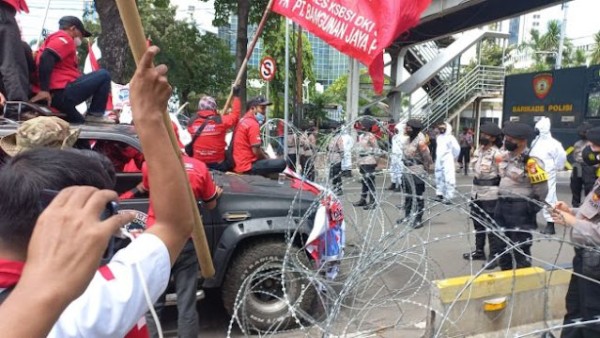 Massa minta polisi angkat barikade kawat berduri yang menutup jalan menuju ke MK-1637818544