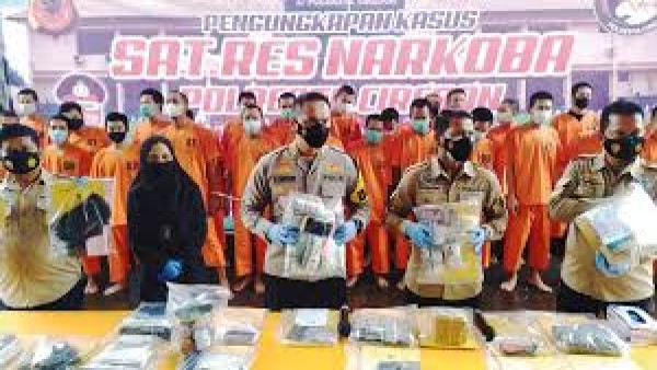 Polisi menangkap sejumlah pelaku tindak pidana penyelahgunaan narkoba dan menyita barang bukti-1636388191