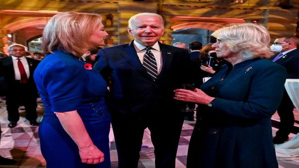 Presiden AS Joe Biden (tengah) dilaporkan kentut saat berbincang-bincang dengan Camilla Parker  (kanan) pada KTT NCOP 26 2021 di Skotlandia.-1636357308