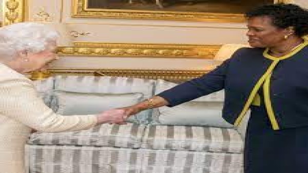 Presiden pertama Barbados, Sandra Mason (kanan) berjabat tangan dengan Ratu Elizabeth II-1638087371