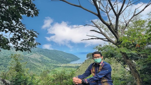 Sandiaga Uno berfoto di salah satu spot Danau Toba-1636557927