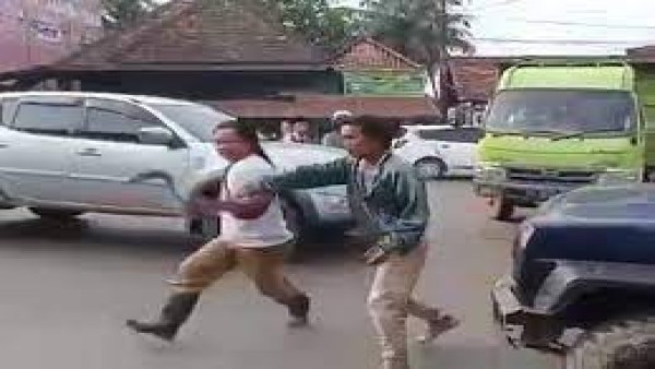 Warga Banyuasin kejar polisi pakai celurit-1637915787