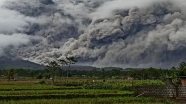 Gunung Semeru meletus-1638767846