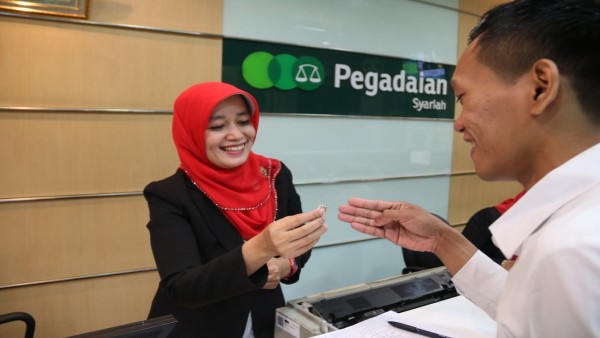 Karyawan Pegadaian sedang melayani klien-1640873498