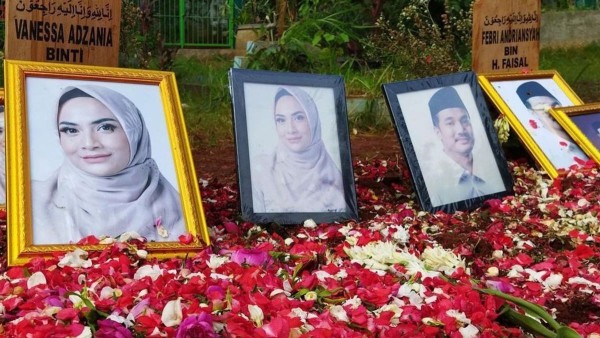 Makam almarhumah Vanessa Angel dan suaminya Febri Andriansyah atau Bibi-1640700085