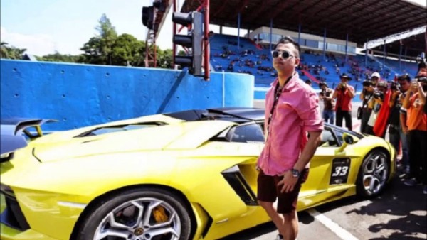 Raffi Ahmad dengan salah satu koleksi mobil mewahnya-1640076221