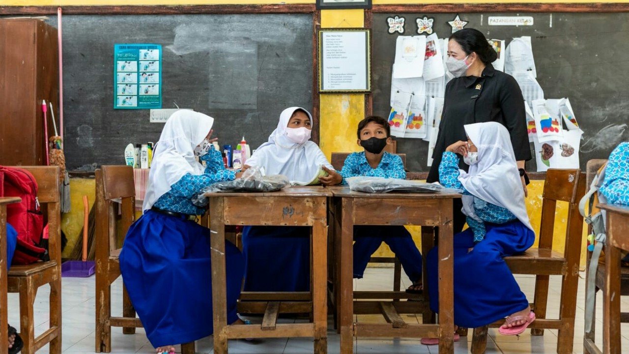 Ketua DPR RI Puan Maharani saat berbincang dengan siswa terdampak banjir di Lamongan.