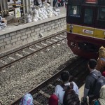 Antrean penumpang menunggu KRL Jabodetabek di stasiun-1649237184