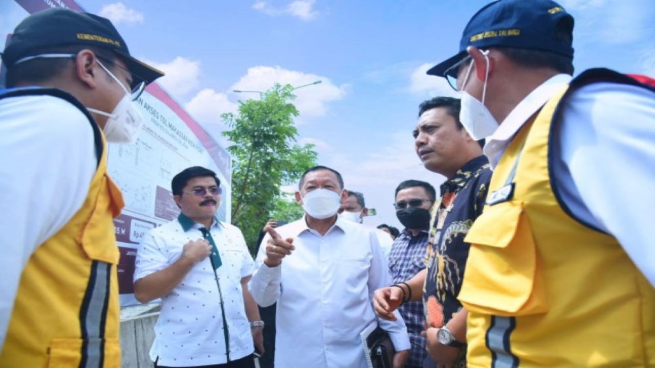 Wakil Ketua Komisi V DPR RI Andi Iwan Darmawan Aras bersama Tim Kunjungan Kerja Spesifik Komisi V DPR RI meninjau proyek pembangunan jalan akses Tol MNP di Makassar, Sulsel. (DPR)