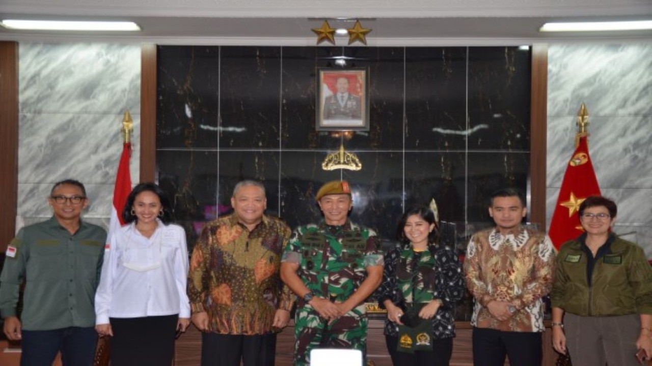 Wakil Ketua Komisi I DPR Bambang Kristiono foto bersama dengan Komandan Pussenarmed dan jajaran di Cimahi, Jumat (1/4/2022). (Husen/Man)