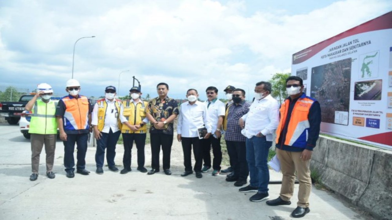 Anggota Komisi V DPR RI Muhammad Aras foto bersama usai mengikuti Tim Kunjungan Kerja Spesifik Komisi V DPR RI meninjau pembangunan proyek akses tol Makassar New Port di Makassar, Sulsel, Kamis (31/3/2022). (Runi/Man)