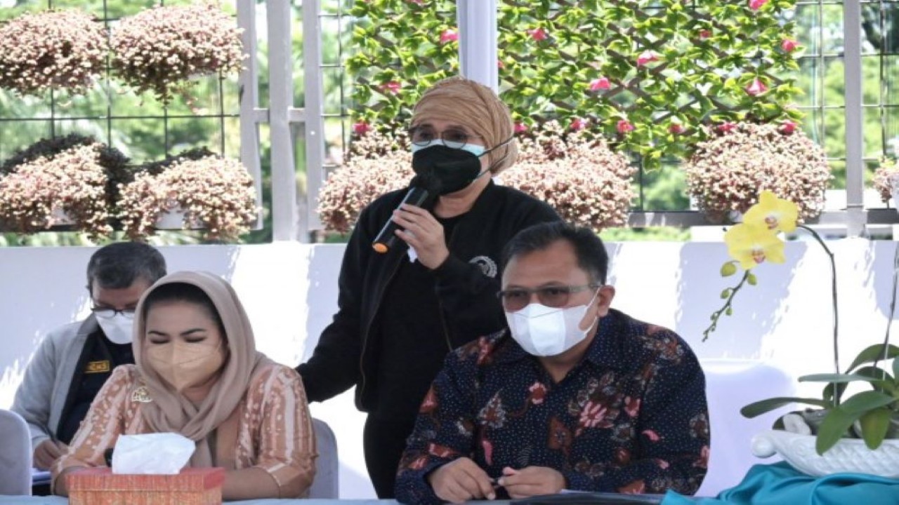 Anggota BURT DPR RI Indah Kurnia saat pertemuan Tim Kunjungan Kerja BURT DPR RI dengan manajemen RS Advent di Bandung, Jawa Barat, Senin (4/4/2022). (Prima/nvl)