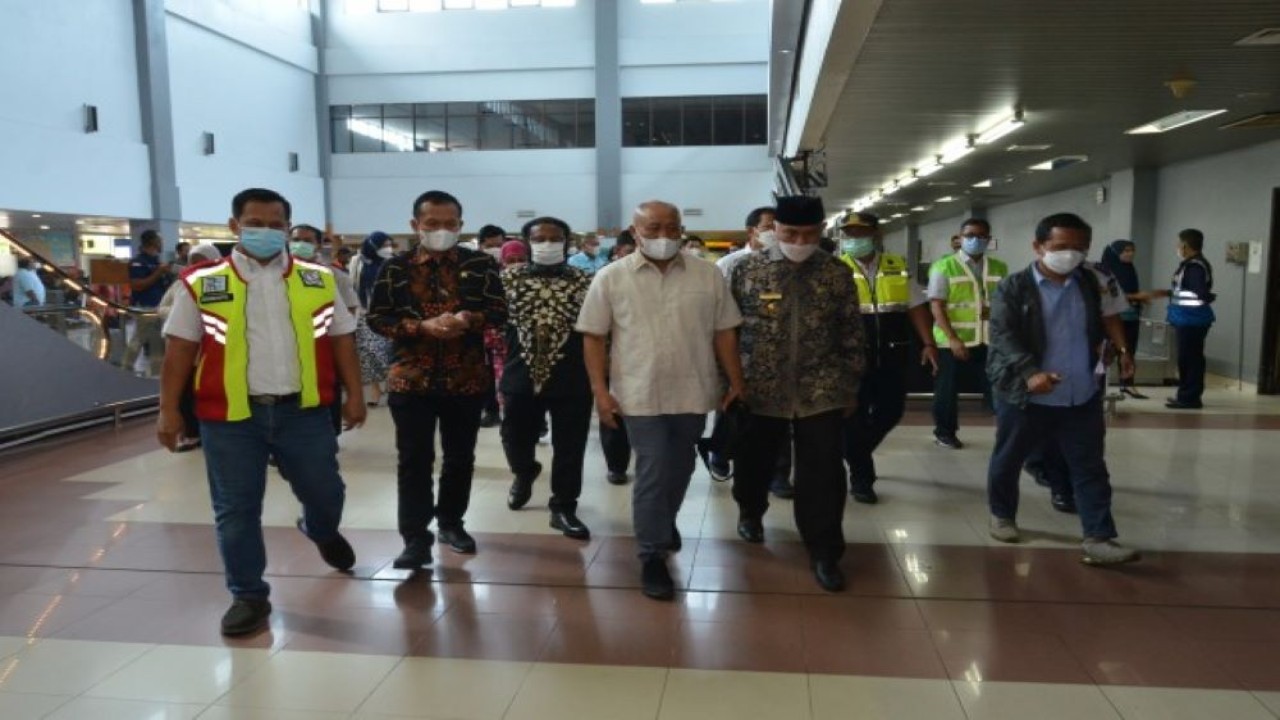 Tim Kunker Komisi V DPR RI dipimpin Anggota Komisi V DPR RI Bambang Hermanto meninjau langsung kesiapan sarpras transportasi arus mudik Lebaran 2022 di Bandara Internasional Minangkabau, Sumbar. (Devi/mr)