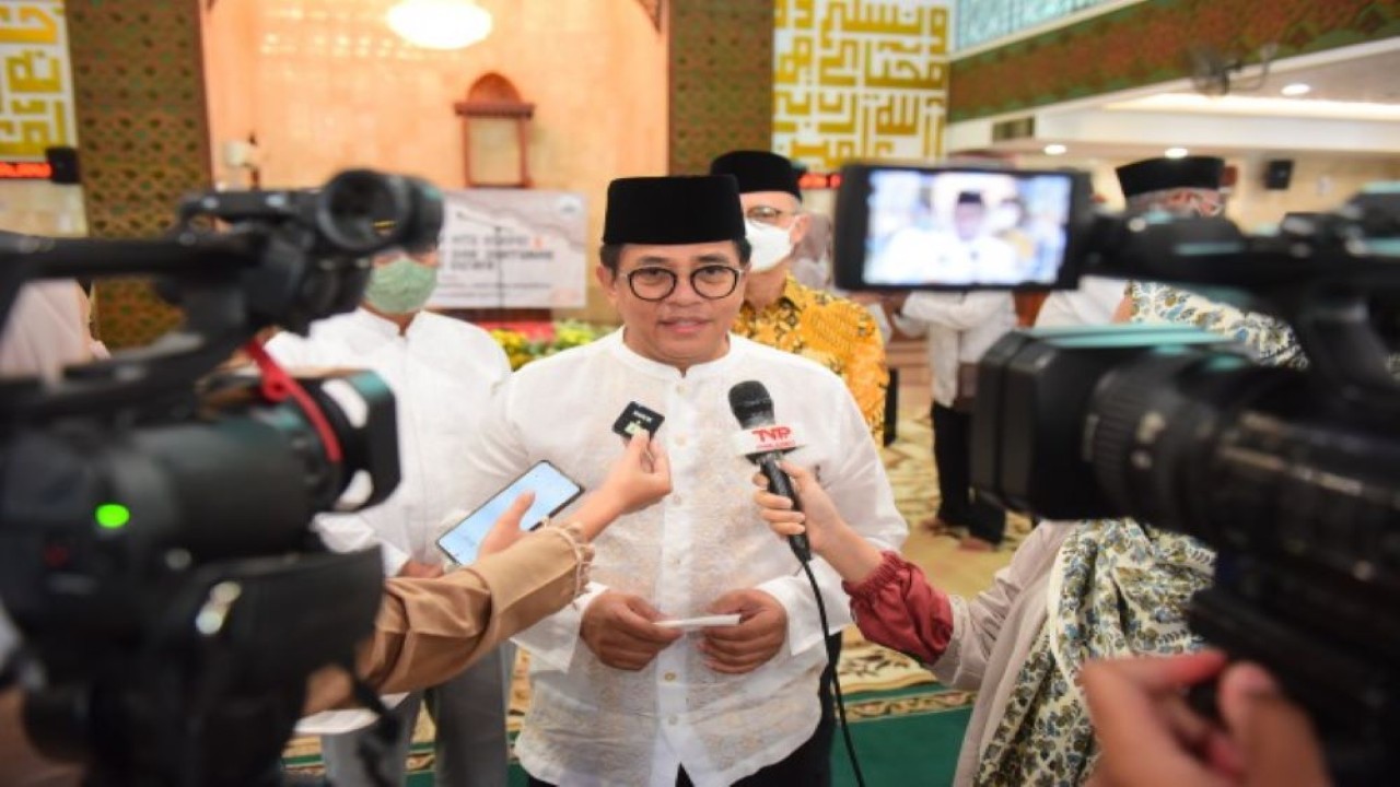 Sekretaris Jenderal DPR RI Indra Iskandar usai membuka acara MTQ dan Santunan Yatim Dhuafa di Masjid Baiturrahman DPR/MPR/DPD RI, Kompleks Parlemen, Senayan, Jakarta, Kamis (7/4/2022). (Jaka/mr)