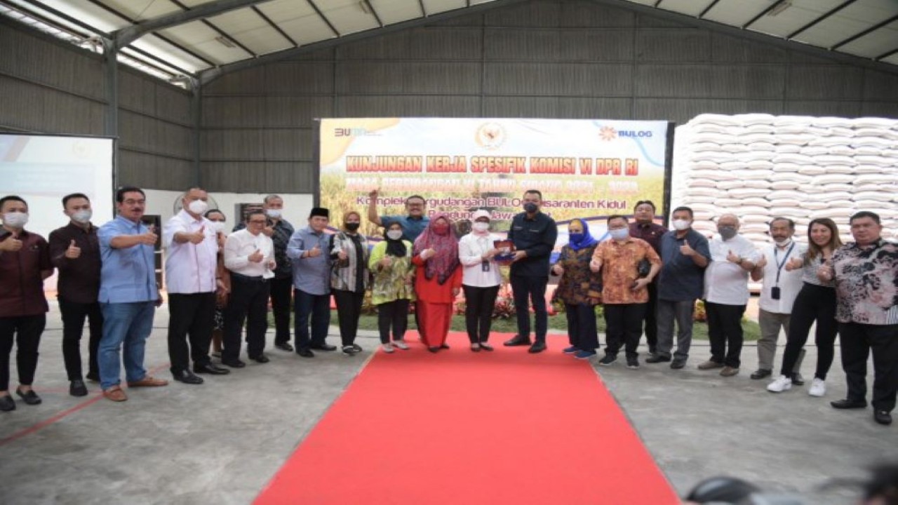 Tim kunjungan kerja spesifik Komisi VI DPR RI ke Kompleks Pergudangan Bulog, Bandung, Jawa Barat, Rabu (6/4/2022). (Chasbi/mr)