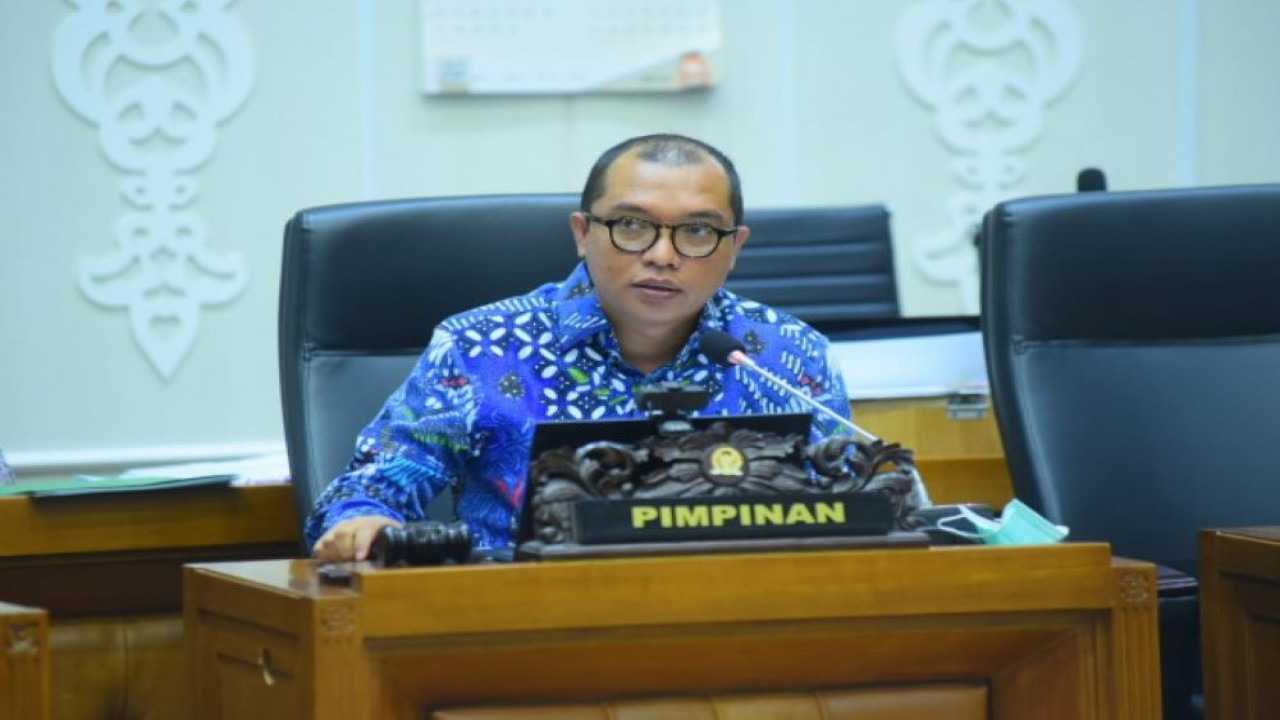 Wakil Ketua Badan Legislasi (Baleg) DPR RI Achmad Baidowi saat memimpin Rapat Pleno Pengambilan Keputusan atas Hasil Harmonisasi RUU pembentukan tiga DOB. (Jaka/mr)