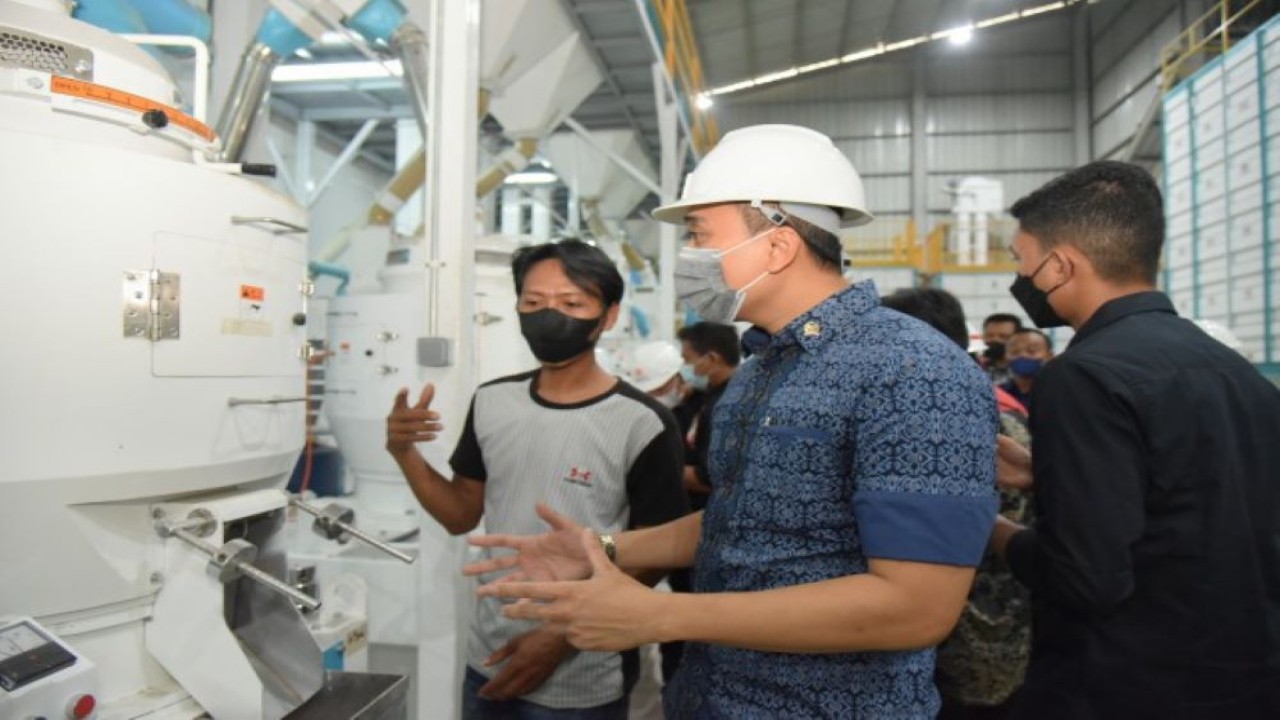 Anggota Komisi VI DPR RI Putu Supadma Rudana saat mengikuti Kunjungan Kerja Spesifik Komisi VI DPR RI meninjau Modern Rice Milling Plant di Sentra Penggilingan Padi Subang, Jawa Barat, Rabu (6/4/2022). (Aisyah/mr)