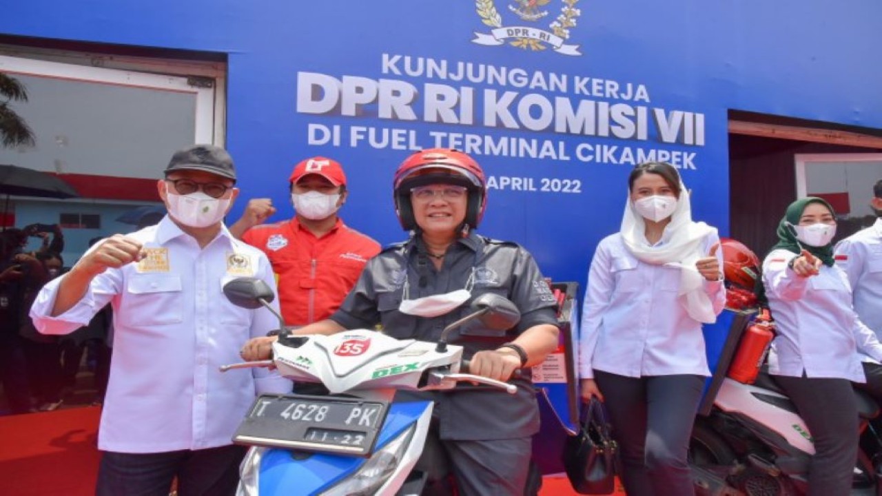 Wakil Ketua Komisi VII DPR RI Dony Maryadi Oekon (baju Abu) saat memimpin Tim Kunjungan Kerja Spesifik Komisi VII DPR RI menggelar pertemuan dengan jajaran PT Pertamina (Persero) di TBBM, Cikampek, Jabar, Kamis (7/4/2022). (Rizki/mr)