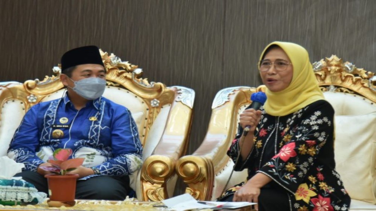 Wakil Ketua Komisi X DPR RI Hetifah Sjaifudian saat memimpin pertemuan Tim Kunspek Komisi X DPR RI dengan Wali Kota Banjarmasin Ibnu Sina. (Erman/nvl)