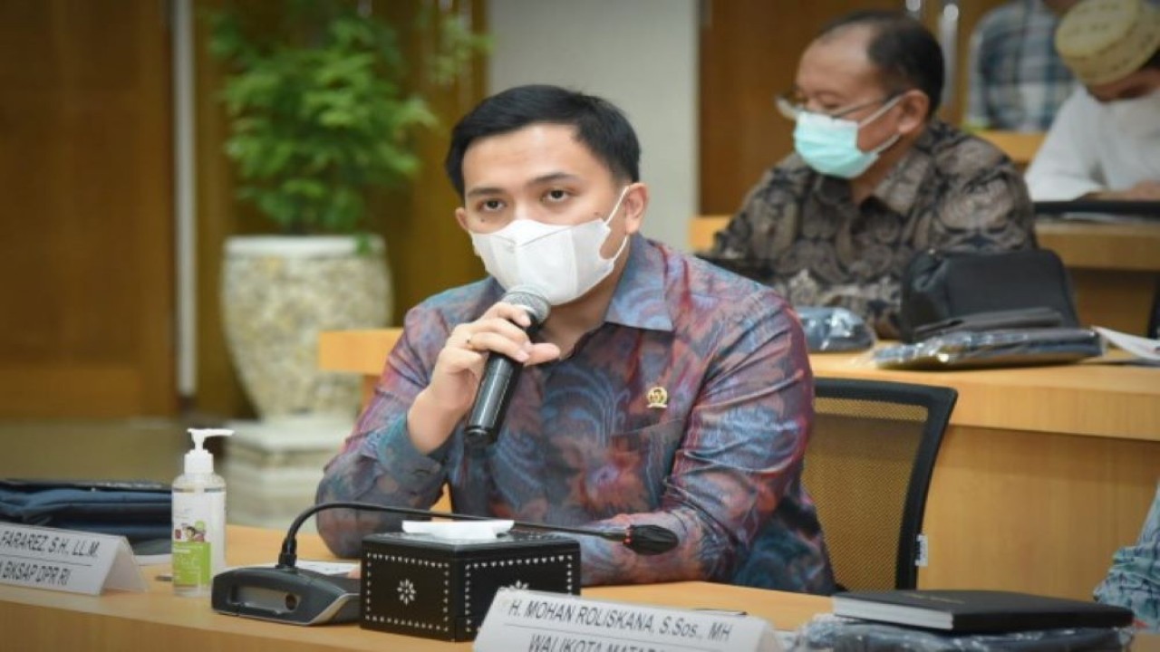 Wakil Ketua BKSAP DPR RI Gilang D. Fararez saat sosialisasi SDGs BKSAP DPR RI di Mataram, NTB, Jumat (8/4/2022). (Runi/nvl)