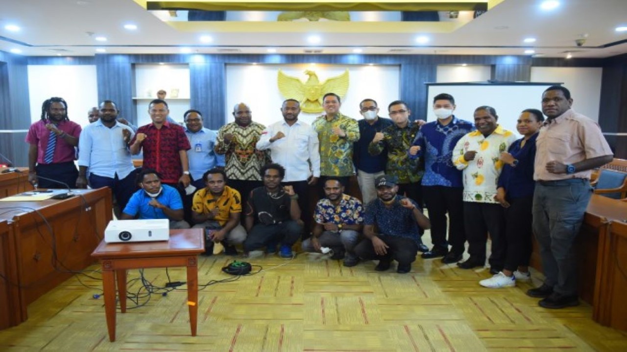 Anggota Komisi I DPR RI Yan Permenas Mandenas foto bersama usai menerima audiensi Tim Advokasi Hak Masyarakat Adat Intan Jaya, di Ruang Rapat Persidangan Paripurna, Gedung Nusantara II, Senayan, Jakarta, Senin (11/4/2022). (Jaka/Man)