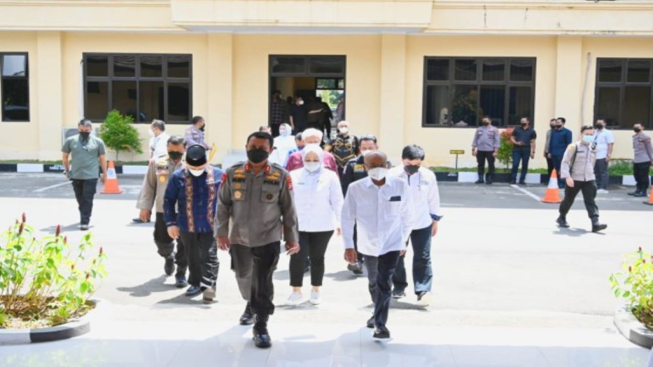 Wakil Ketua Komisi III DPR RI Desmond Junaidi Mahesa di Markas Polda Banten, Serang, Senin (11/4/2022). (Agung/Man)