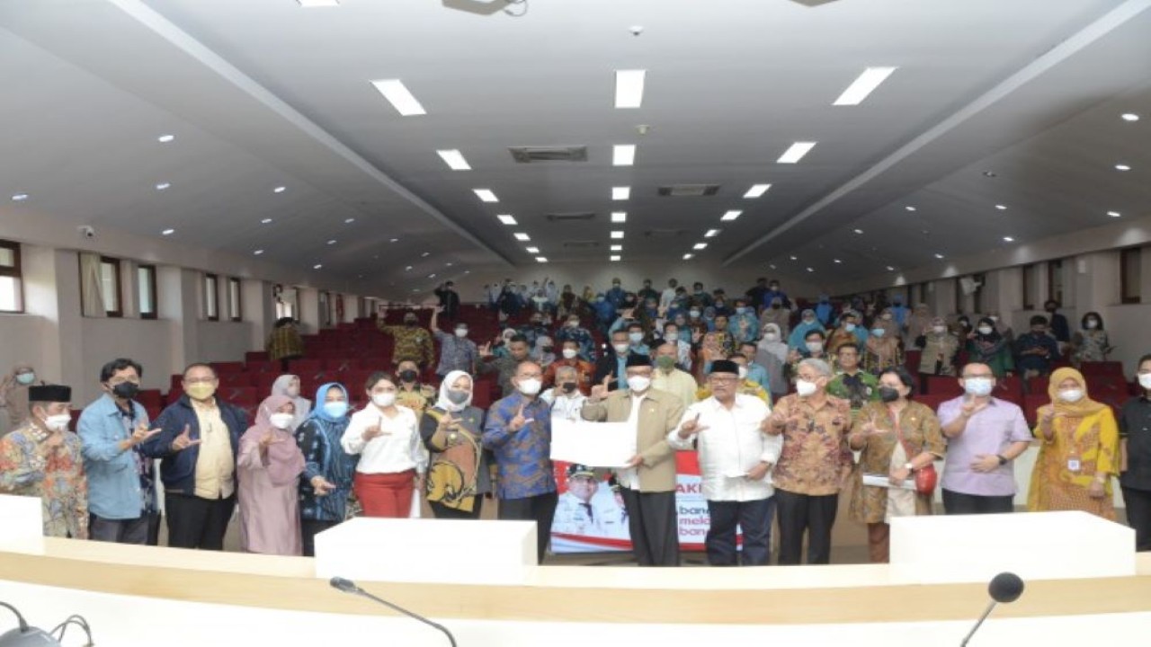 Tim Kunjungan Kerja Spesifik Komisi X DPR RI dalam sesi foto bersama usai pertemuan dengan pihak-pihak terkait di Makassar, Sulsel, Jumat (8/4/2022). (Hira/nvl)