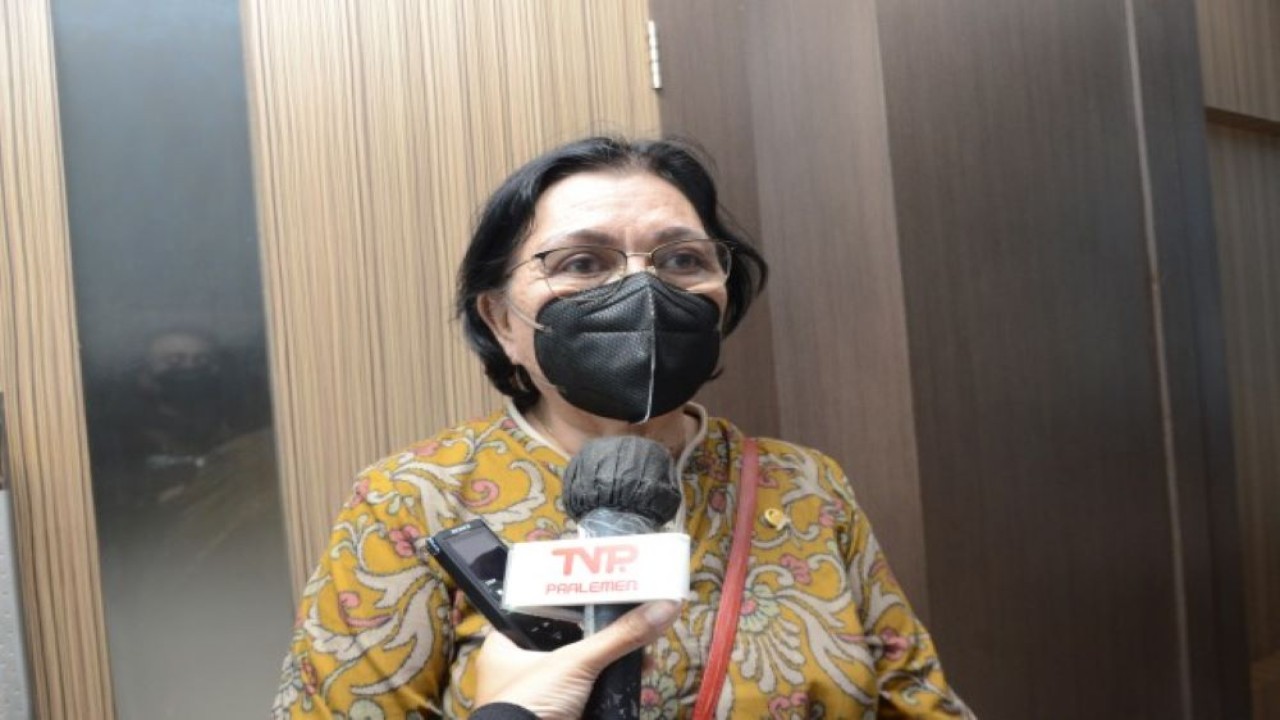 Anggota Komisi X DPR RI Adriana Charlotte Dondokambey usai mengikuti kunjungan kerja spesifik Panja Formasi GTK PPPK dan Kurikulum Merdeka Komisi X DPR RI di Makassar, Sulawesi Selatan, Kamis (8/4/2022). (Hira/nvl)