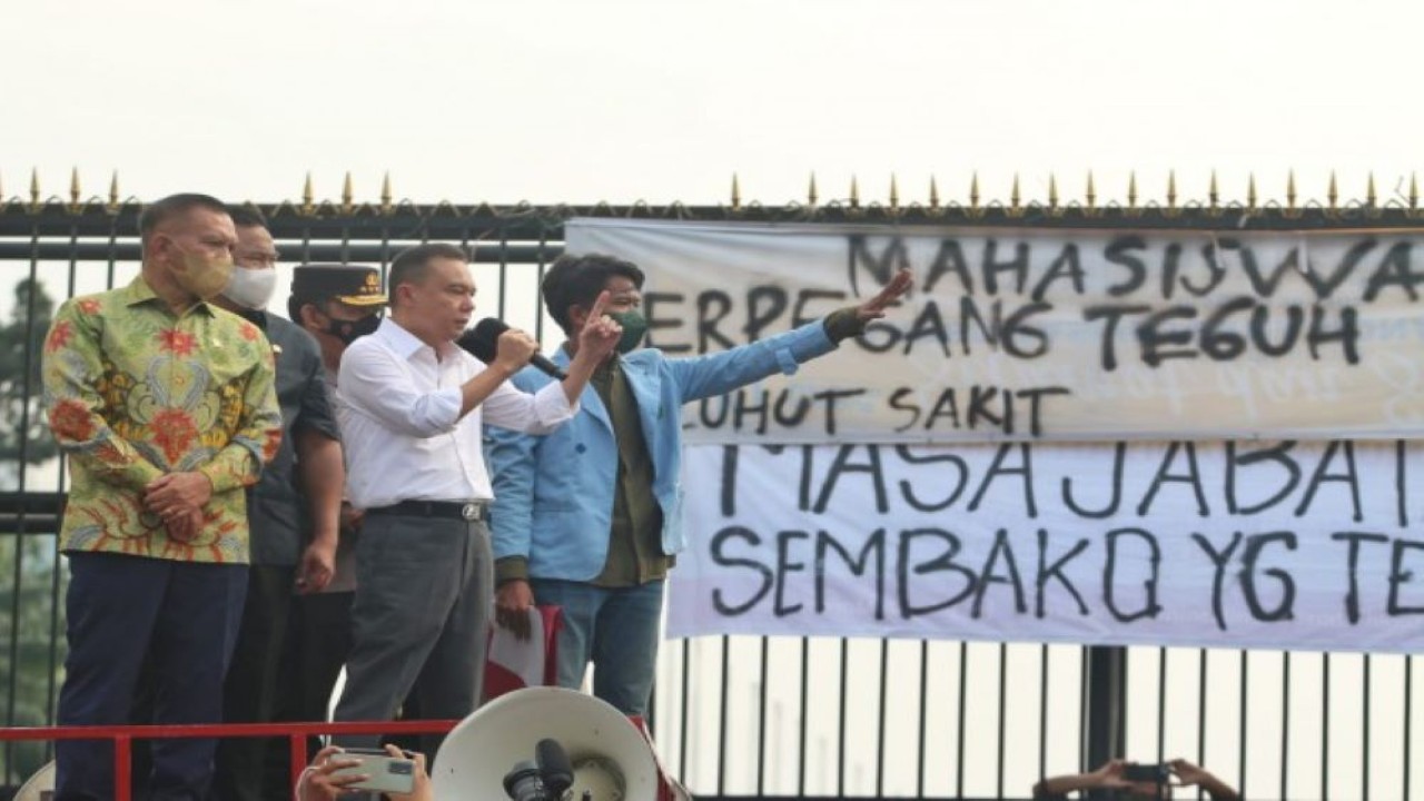 Pimpinan DPR RI Sufmi Dasco Ahmad, Rachmat Gobel, dan Lodewijk F. Paulus saat menemui massa aksi yang tergabung dalam aliansi BEM SI. (Yoga/nvl)