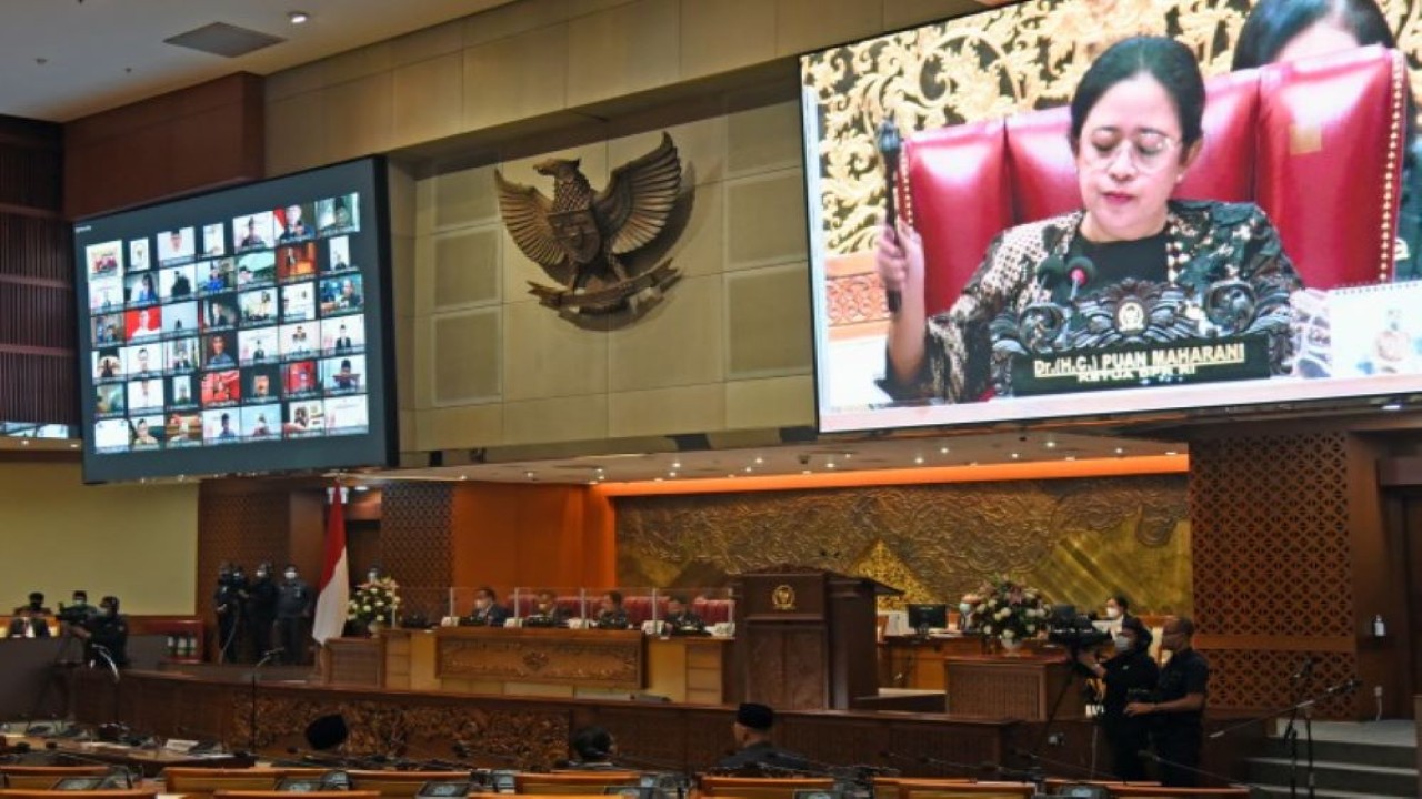 Ketua DPR RI Dr (H.C.) Puan Maharani selaku Pimpinan Rapat kepada seluruh Anggota Dewan yang hadir secara fisik maupun virtual di Gedung Parlemen, Senayan, Jakarta, Selasa (12/4/2022). (Oji/Man)