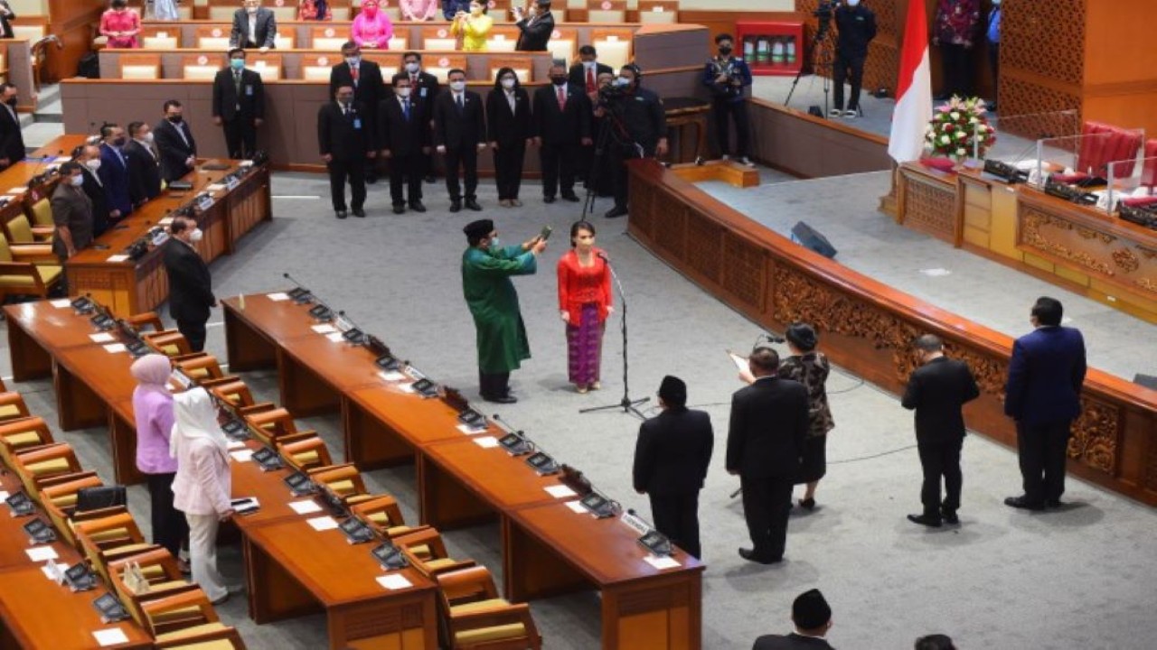 Ketua DPR RI Dr. (H.C.) Puan Maharani saat melantik dan memandu sumpah dan janji calon anggota PAW DPR RI Siti Nurizka Puteri Jaya dari Fraksi Partai Gerindra, di ruang rapat Paripurna DPR RI, Senayan Jakarta, Selasa (12/4/2022). (Jaka/Man)