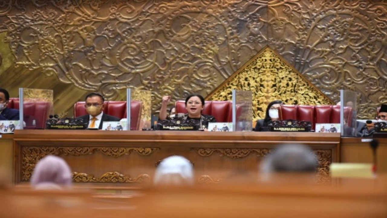 Ketua DPR RI Dr. (H.C) Puan Maharani saat memimpin Rapat Paripurna DPR RI di Gedung Nusantara II, Senayan, Jakarta, Selasa (12/4/2022). (Eno/Man)