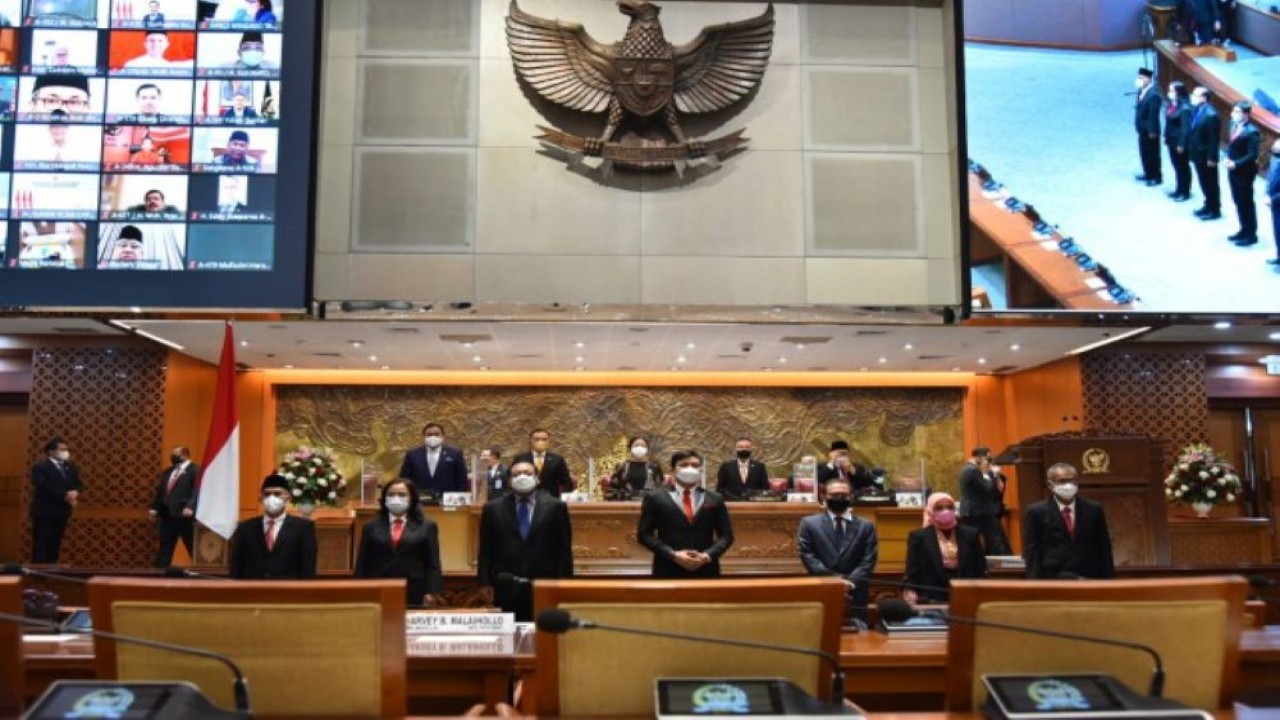 Ketua DPR RI Dr. (H.C) Puan Maharani foto bersama dengan calon anggota Komisi Informasi Pusat (KIP) Periode 2021-2025 di Gedung Nusantara II, Senayan, Jakarta, Selasa (12/4/2022). (Eno/Man)