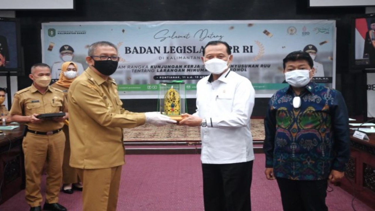 Anggota Badan Legislasi (Baleg) DPR RI Adang Daradjatun bertukar cinderamata usai saat Kunjungan Kerja Spesifik Baleg DPR RI di Pontianak, Kalimantan Barat, Senin (11/4/2022). (Prima/nvl)