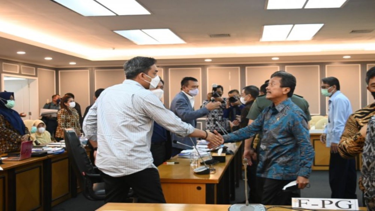 Ketua Panita Khusus (Pansus) Rancangan Undang-Undang (RUU) tentang Landas Kontinen DPR RI Maman Abdurrahman (kiri) usai Rapat Pansus dengan pemerintah di Gedung Nusantara II, Senayan, Jakarta, Selasa (12/4/2022). (Andri/Man)