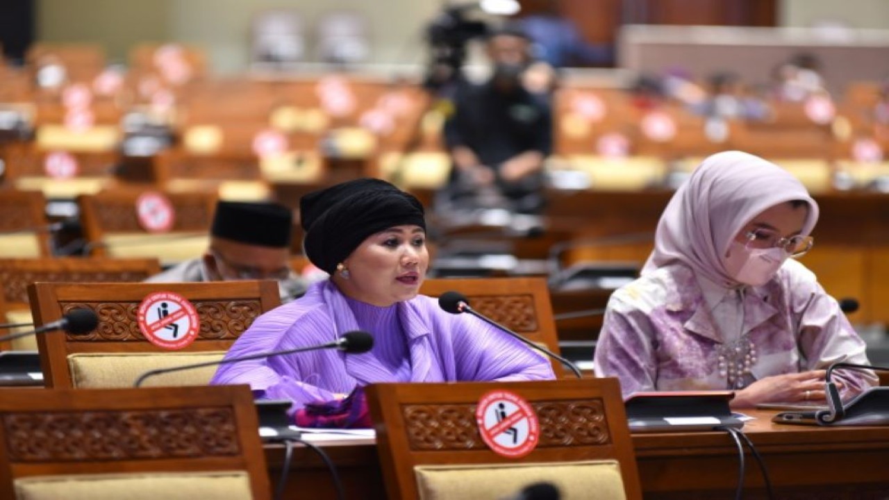 Anggota Komisi IV DPR RI Luluk Nur Hamidah di Ruang Rapat Paripurna DPR RI, Gedung Nusantara II, Senayan, Jakarta, Selasa (12/4/2022). (Kresno/Man)