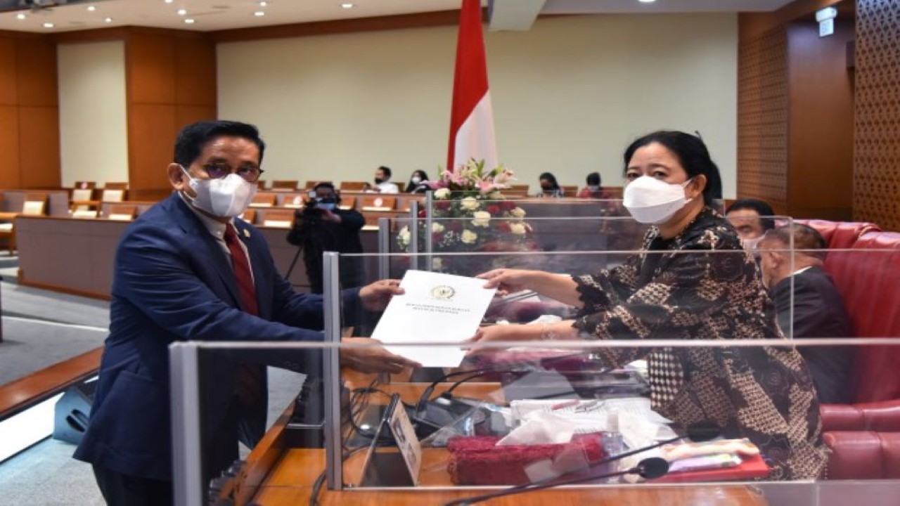 Wakil Ketua BURT DPR RI Bakri menyerahkan laporan BURT DPR RI kepada Ketua DPR RI Puan Maharani terkait pembahasan Rencana Kerja dan Anggaran DPR RI Tahun 2023 di Gedung Nusantara II, Senayan, Jakarta, Selasa (12/4/2022). Foto: (Eno/Man)