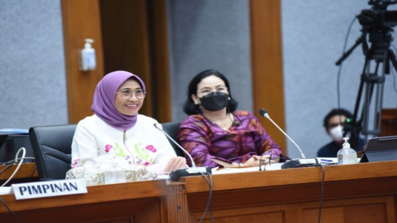 Wakil Ketua Komisi X DPR  RI Hetifah Sjaifudian dalam rapat kerja Komisi X DPR RI dengan Mendikbudristek Nadim Makariem, Selasa (12/4/2022). (Oji/Man)