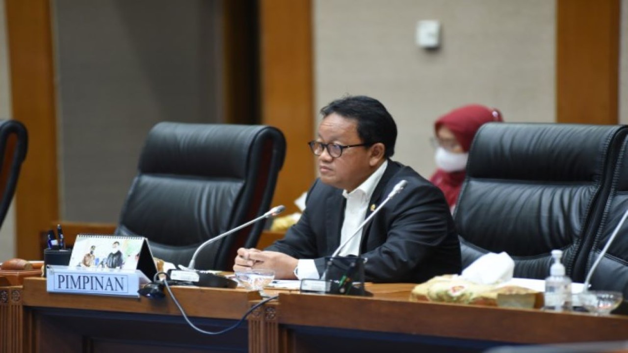 Ketua Komisi VII DPR RI Sugeng Suparwoto membacakan butir pertama kesimpulan Rapat kerja Komisi VII DPR RI dengan Menteri ESDM, Arifin Tasrif di ruang rapat Komisi VII DPR, Senayan Jakarta, Rabu (13/4/2022). (Oji/Man)